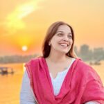 Shilpa Tulaskar Instagram - Saffron skies…! Crimson hearts…pearly smiles and flushed cheeks❤️❤️❤️.. the magic of ???? Picture courtesy: @im_mr_ketzsolzofficial_ ♥️ #bareskin #bareyoursoul #natural #work #worktrip #travelgram #travel #faithittillyoumakeit #gratitude #new #newproject