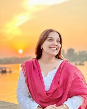 Shilpa Tulaskar Instagram - Saffron skies…! Crimson hearts…pearly smiles and flushed cheeks❤️❤️❤️.. the magic of ???? 

Picture courtesy: @im_mr_ketzsolzofficial_ ♥️

#bareskin #bareyoursoul  #natural 
#work #worktrip #travelgram #travel #faithittillyoumakeit #gratitude #new #newproject