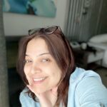 Shilpa Tulaskar Instagram - So… you have work to do. But you are sitting around. You also have a photoshoot. And you also have a zit sitting around right in the middle of your chubby cheek 🫣😊😊😊. Such is life! Bade aaye skin care routinewale😂😂😂Have a fab weekend folks❤️. #skincare #hair #skin #bareskin #skincareinyour40s