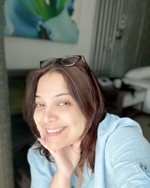 Shilpa Tulaskar Instagram - So… you have work to do. But you are sitting around. You also have a photoshoot. And you also have a zit sitting around right in the middle of your chubby cheek 🫣😊😊😊. Such is life! Bade aaye skin care routinewale😂😂😂Have a fab weekend folks❤️. 
#skincare #hair #skin #bareskin #skincareinyour40s