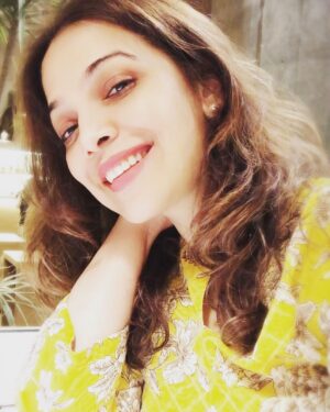 Shilpa Tulaskar Instagram - Tilt ! For a better perspective ! 😊. I have very certain dos and don’ts in my skin care routine? Do you have any? You share yours in comments. Watch this space for mine❤️❤️❤️❤️ ! 
#joy #happiness #molartomolarsmile #smilealways #skincare #haircareroutine