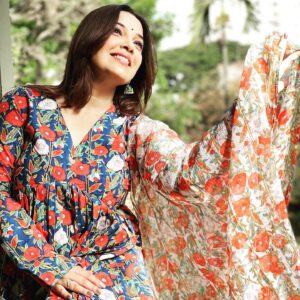 Shilpa Tulaskar Instagram - Ghoom raha tha mann mein gaana😊… Keeping the monsoon game up in the mirth and mire😉❤️❤️❤️

#thursday #throwbackthursday #cottons #florals #indianwear #salwarkameez #indianwear