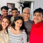 Shilpa Tulaskar Instagram – Dil hai chotasa and badi badi si khushiyan ♥️♥️♥️
Thank you for such a warm and snuggly Christmas @_varun_rawat10 @sakshamsahu__ 😊😊 You two @vivaanshetty24 @shaiiva.aa filled our home with happiness ♥️😘😘 ! 
Cheers to many more #stayovers .
@vivaansculinarydiary 
@rawat_ki_dawat 
#foodporn  #foodie #chef #cheflife #chefsinthemaking #bombay #bombayfoodexplorer