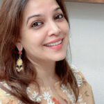 Shilpa Tulaskar Instagram – When out of the blue (or beige) 😜 , new earrings make you smile and force the Son to click 😊 what say @kavitadamle ❤️. Thanx . Loved them😘
 Pic courtesy: @vivaanshetty24 

#gift #friendship #silver #silverearrings #silverjewelry 
#jewelry #jewellery #kohl #wednesday #kajal #bareskin