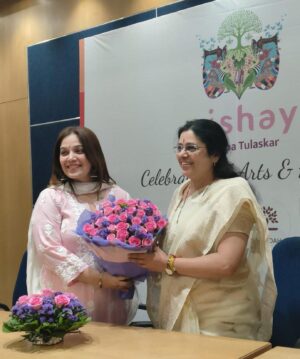 Shilpa Tulaskar Instagram - I can’t thank you enough Medhatai ❤️❤️❤️ for giving us this super start. For being our lucky charm @vishaybyshilpatulaskar .Your words of encouragement mean so much to us. 🙏🏻🙏🏻 🙏🏻 @medhakulkarni_bjp