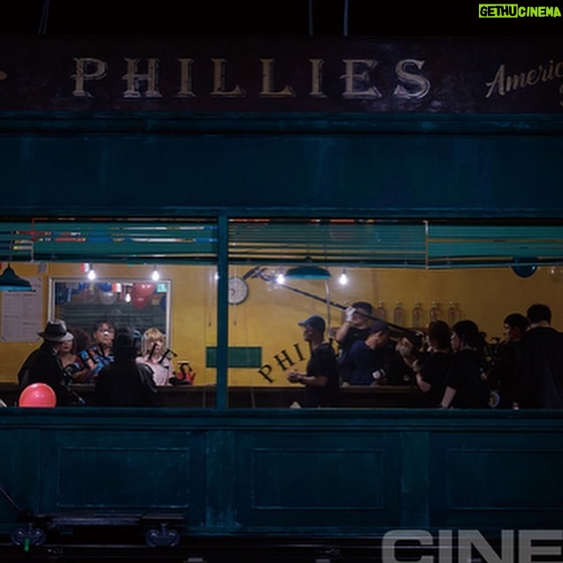 Shim Eun-kyung - 2.5K Likes - The Killers
한 여름부터 가을까지. 다른듯 닮은, 닮은듯 다른
단편영화들을 촬영했습니다.
훌륭한 감독님들, 배우님들 과의 직업은 매순간 가슴뛰고
영화와 연기에 대한 토론은 언제나 시간이 부족할 정도 였습니다.
더 킬러스 속 <무성영화>를 포함한 5편의 영화들도 얼른 스틸컷이공개 되었으면 좋겠네요.
<더 킬러스> 많은 기대 부탁드리겠습니다.