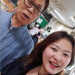 Shim Jin-hwa Instagram – –
그리운 운락쌤🌸

쌤 떠나시고 맞이 한 첫번째 스승의 날이네요. 
지난달에 학교 가서 교무실 문 여는데
밝게 웃으며 맞이해주는 쌤이 없어서 눈물이 났어요. 

이제 안 아프고 잘 지내시죠🌿
여전히 너무 생생한 쌤 얼굴, 그래도 그립습니다. 

권숙향쌤, 남재철쌤, 장희열쌤 다 전화했는데…
우리 운락쌤은 여기다 남겨봅니다. 

스승의 은혜🌷 너무 감사합니다.