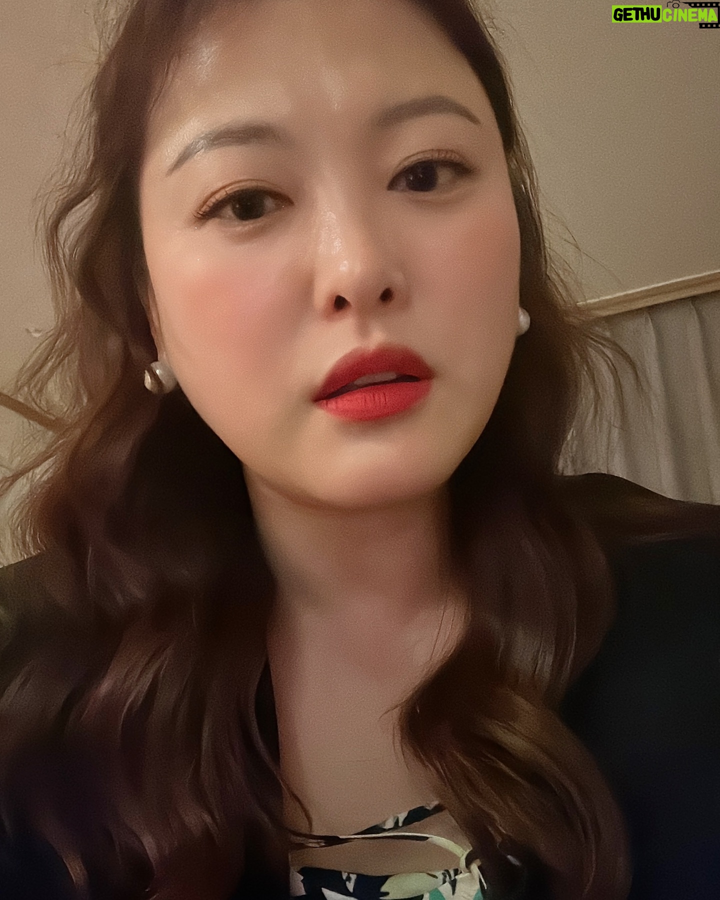 Shim Jin-hwa Instagram - - 오늘 그냥 수다라방이었는데 함께해줘셔서 감동🥹 자주 자주 해볼게요♥️ 오늘 예쁘다고 해주셔서 영상 사진 올려요🌸 원효씨 올때까지 안지울게요🤭 진짜 많이 물어보신 립은!! 드디어 첫 일정이 잡혔어요💋 2024. 06. 19- 2024. 06. 21 그리고 피타니 로젠지 글루타치온🤍 2024. 06. 10. - 2024. 06. 12