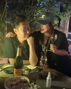 Shim Jin-hwa Instagram - - 요즘 내가 남자스타들을 많이 만나네🤭 오늘은 안구정화 보다 마음정화 스타⭐️ 헤헤헤헤헤^^ 내 인스타 너무 눈이부셔서 잠시 눈건강의 피드😆 사랑하는 영철오빠로 부터 힘나는 응원을 받은 은혜로운 시간🥹 먼저 살고 지나온 시간을 의미있고 또 재미있게 가슴속 깊이 넣어주었다. 그리고 맛난 음식 샴페인도 거하게 쏘고🍾🥂 짱이당당당당다라당당당~~~~!!!! @luxekim