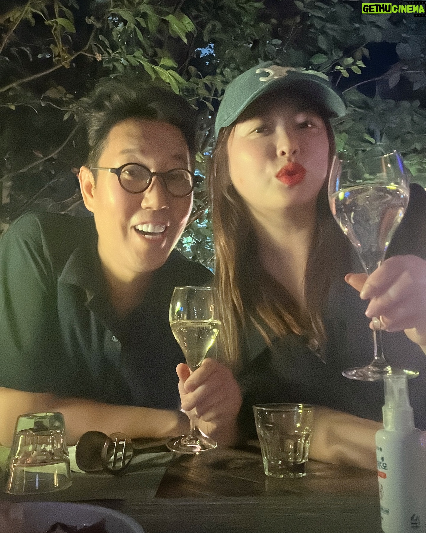 Shim Jin-hwa Instagram - - 요즘 내가 남자스타들을 많이 만나네🤭 오늘은 안구정화 보다 마음정화 스타⭐️ 헤헤헤헤헤^^ 내 인스타 너무 눈이부셔서 잠시 눈건강의 피드😆 사랑하는 영철오빠로 부터 힘나는 응원을 받은 은혜로운 시간🥹 먼저 살고 지나온 시간을 의미있고 또 재미있게 가슴속 깊이 넣어주었다. 그리고 맛난 음식 샴페인도 거하게 쏘고🍾🥂 짱이당당당당다라당당당~~~~!!!! @luxekim