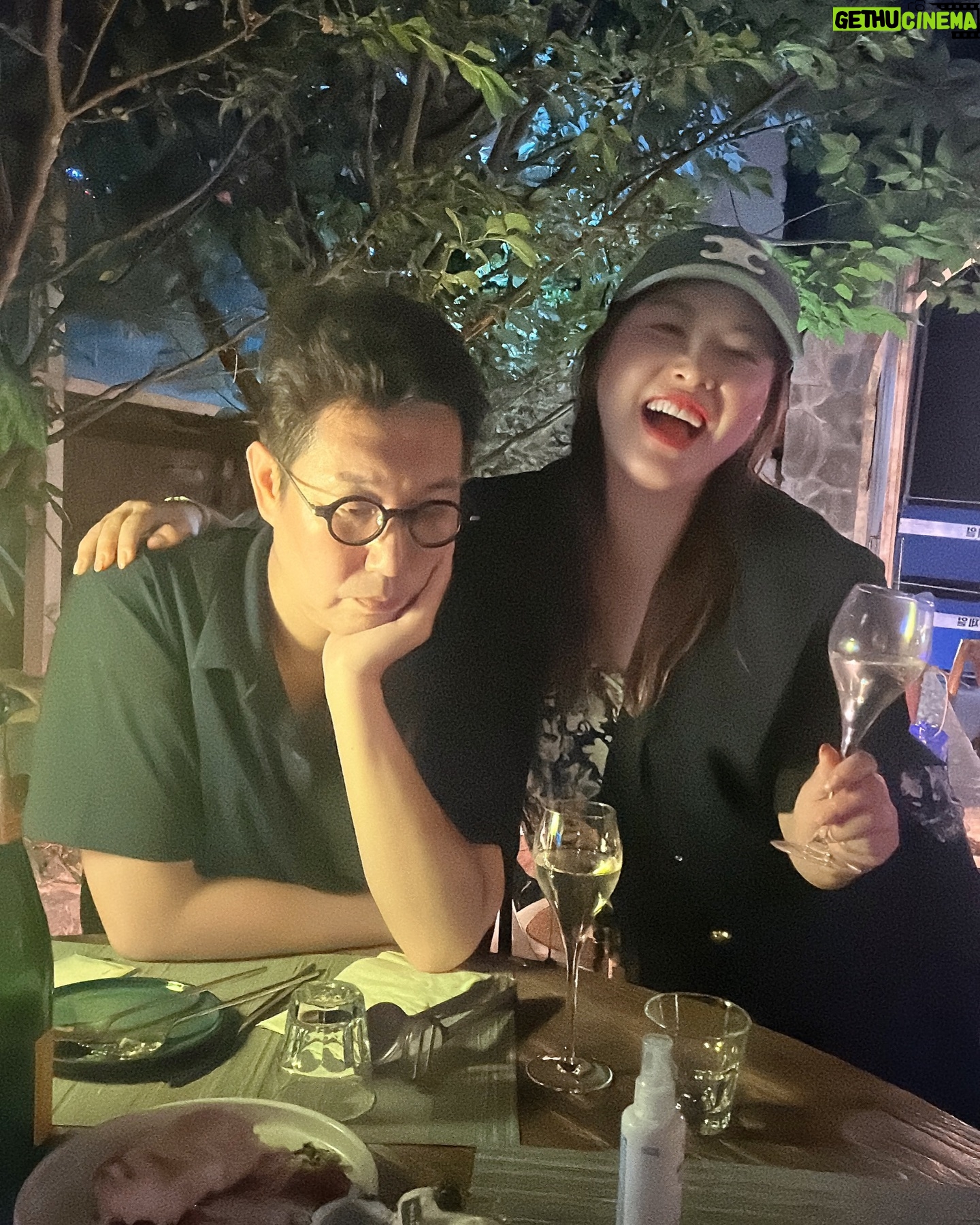 Shim Jin-hwa Instagram - - 요즘 내가 남자스타들을 많이 만나네🤭 오늘은 안구정화 보다 마음정화 스타⭐️ 헤헤헤헤헤^^ 내 인스타 너무 눈이부셔서 잠시 눈건강의 피드😆 사랑하는 영철오빠로 부터 힘나는 응원을 받은 은혜로운 시간🥹 먼저 살고 지나온 시간을 의미있고 또 재미있게 가슴속 깊이 넣어주었다. 그리고 맛난 음식 샴페인도 거하게 쏘고🍾🥂 짱이당당당당다라당당당~~~~!!!! @luxekim