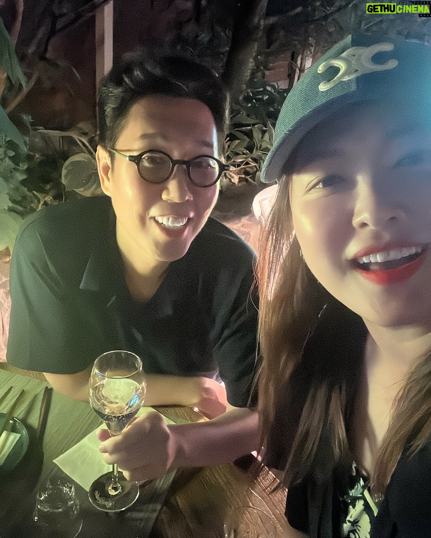 Shim Jin-hwa Instagram - - 요즘 내가 남자스타들을 많이 만나네🤭 오늘은 안구정화 보다 마음정화 스타⭐️ 헤헤헤헤헤^^ 내 인스타 너무 눈이부셔서 잠시 눈건강의 피드😆 사랑하는 영철오빠로 부터 힘나는 응원을 받은 은혜로운 시간🥹 먼저 살고 지나온 시간을 의미있고 또 재미있게 가슴속 깊이 넣어주었다. 그리고 맛난 음식 샴페인도 거하게 쏘고🍾🥂 짱이당당당당다라당당당~~~~!!!! @luxekim