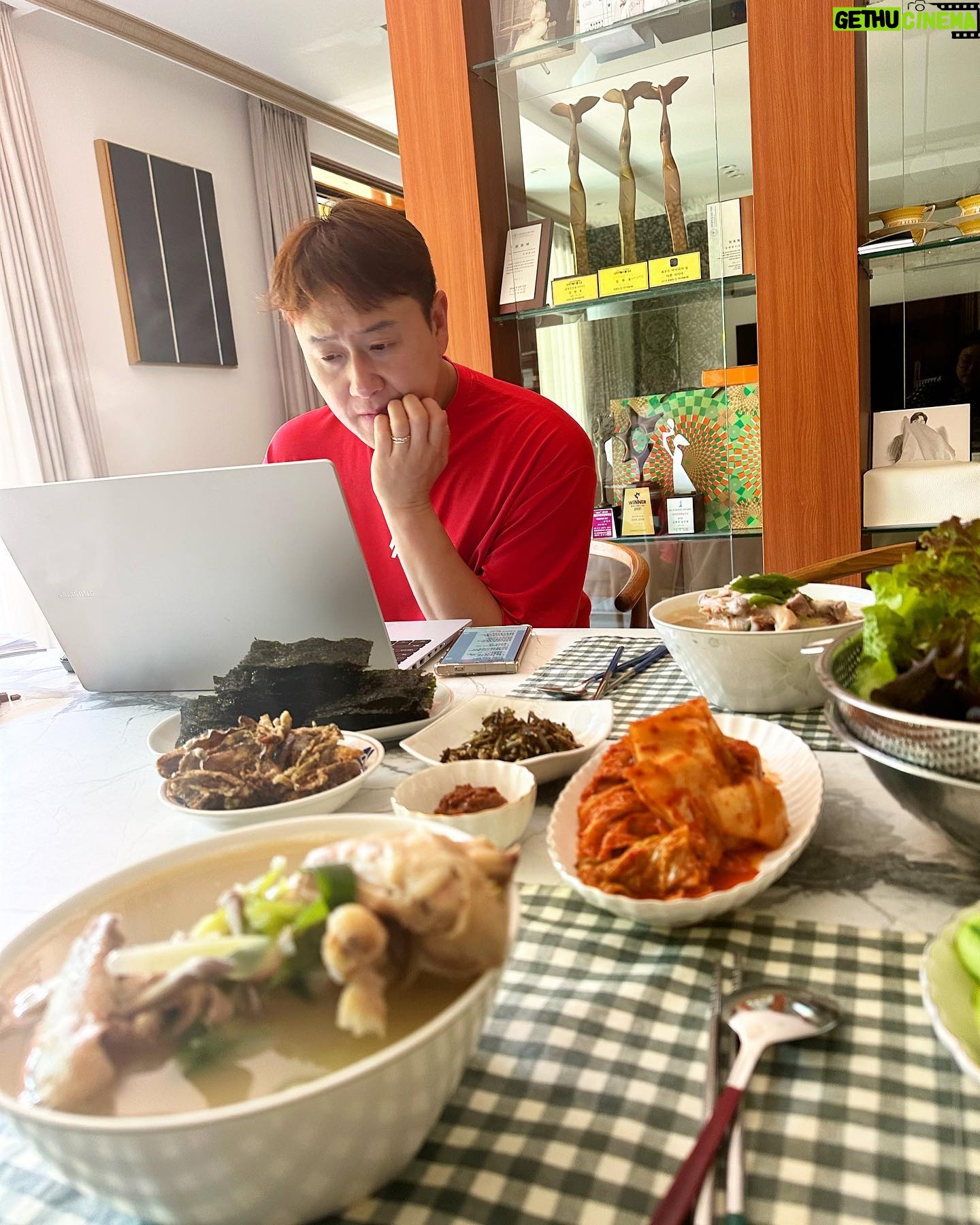 Shim Jin-hwa Instagram - - 오늘 아침은 더욱더 사랑이 묻어나는 식탁💛 구로아버지가 직접 심은 상추랑 기타등등 채소🥬🥒 기례이모가 볶아주신 멸치볶음 🫶 청송 은사님이 보내주신 김치🌸 정완이 어머님이 주신 고추부각🥰 스타곰탕 삼계탕도👍 (있던거 먹었는데 오늘부터 삼계탕 공구래여 ㅋㅋ 신기하넹) @stargomtang2020 행. 복. 하. 다. 게다가 오늘은 선재오는 월요일♥️