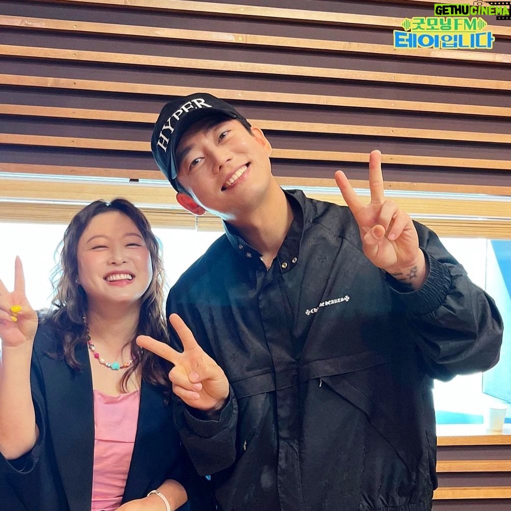 Shim Jin-hwa Instagram - - 잠시후 8시🌷 오늘도 테이의 굿모닝FM에서 만나요👋