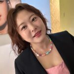 Shim Jin-hwa Instagram – –
오늘은 스케줄이 많은 날이라 새벽부터 나왔어요🌸

잠시후 8시에,
테이의 굿모닝FM 나가용🫶
듣고 계신분들 응원부탁해우😍

그리고 바로~
10시25분 🌿
롯데홈쇼핑, AHC 썬쿠션으로 갑니당💙

오늘 예쁘게 해준 수빈쌤 하은이 고마워용🥰
@jennyhouse_su.ubeen 

오늘도 선재데이🤭
행. 복. 하. 다. 

여러분도 굿데이 되세우♥️
