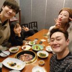 Shim Jin-hwa Instagram - - 우리 기리랑 지인이💕 드디어 내일이당🤗 결혼 축하해🤵🏻👰🏻‍♀️💍 작년 12월, 결혼 축하자리. 아직 한참 남았다 생각했는데 5월이 이렇게 빨리 오다니🤭 내일 파이팅이야🌷 @kimkilee02 @moonjiin_actress