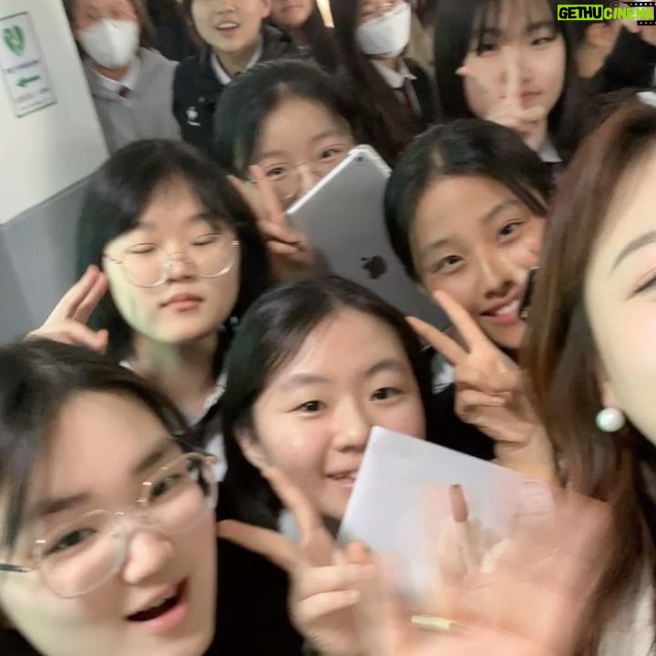 Shim Jin-hwa Instagram - - 올해는 5월 스케줄이 좀 많아서 미리 당겨서 다녀 온 모교🌸 학창시절, 교실 창문 밖으로 보이던 손에 박카스를 들고 운동장을 걸어오던 졸업생 선배님들 모습이 참 멋졌고 인상깊었으며 그날 다짐했었다. ‘나도 꼭 졸업 후 선생님들 뵈러 와야지-🌷’ 후배들도 만나고 선생님들도 너무 여전하시고😍 학교가면 그때 그 시간들이 생생한데 졸업한지 벌써 25년이라니….🥹 소중한 나의 인생의 기억들🫶 -2024. 4월의 어느날.