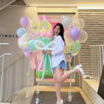 Shim Jin-hwa Instagram - - 사랑하는 지우언니 혜원언니 생일💛🌸 멋진분들이 내 삶에 함께 한다는 감사함❣️ 알라뷰 지미슈개작시🌷 리본 풍선 케익은 @momocake79 입니다. 풍선은 조이파티 @joyparty_79 입니다. (네이버에 조이파티 검색 후 홈페이지에서 보시는 게 더 다양하다고 합니다. ) ✔️아! 협찬 전혀 아니고 다 내돈내산 입니다.