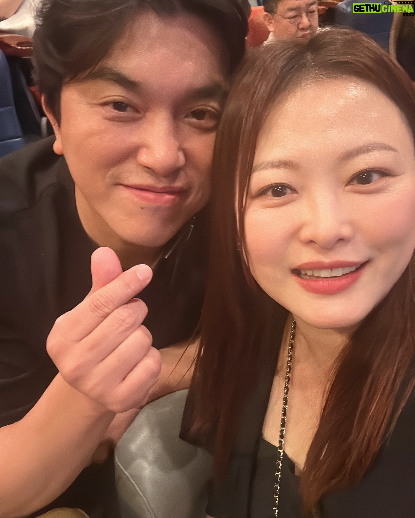 Shim Jin-hwa Instagram - - 선재 보검님에 이어 어제 세번째 남자🤭 우리 감독님🥰 서로 온 지 모르고 있다가 같은 상영관에서 만나 이렇게 좋은 영화보고 어떻게 집에 그냥 가냐고 ㅎㅎㅎ 새벽2시까지 같이 얘기하고 간 사람 우리 감독님임😆 “연인” 의상감독님 촬영감독님도 함께 한 영광♥️ 어제는 진짜 너무 너무 최고의 하루였다. 연인페인님들이 나 변심한거 같다고 혼내신 댓글들 감독님들께 얘기했는데 감독님들도 선업튀 재밌게 보셨다하심 ㅋㅋㅋ 연인도 선업튀도 사랑합니다♥️ 아! 원더랜드도 꼭 보세요🥰👍