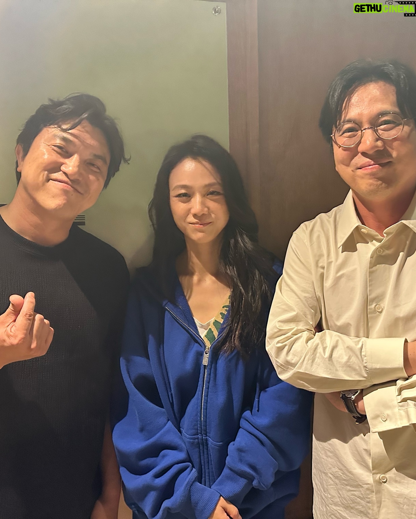 Shim Jin-hwa Instagram - - 선재 보검님에 이어 어제 세번째 남자🤭 우리 감독님🥰 서로 온 지 모르고 있다가 같은 상영관에서 만나 이렇게 좋은 영화보고 어떻게 집에 그냥 가냐고 ㅎㅎㅎ 새벽2시까지 같이 얘기하고 간 사람 우리 감독님임😆 “연인” 의상감독님 촬영감독님도 함께 한 영광♥️ 어제는 진짜 너무 너무 최고의 하루였다. 연인페인님들이 나 변심한거 같다고 혼내신 댓글들 감독님들께 얘기했는데 감독님들도 선업튀 재밌게 보셨다하심 ㅋㅋㅋ 연인도 선업튀도 사랑합니다♥️ 아! 원더랜드도 꼭 보세요🥰👍