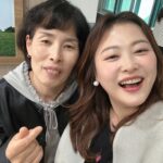 Shim Jin-hwa Instagram - - 올해는 5월 스케줄이 좀 많아서 미리 당겨서 다녀 온 모교🌸 학창시절, 교실 창문 밖으로 보이던 손에 박카스를 들고 운동장을 걸어오던 졸업생 선배님들 모습이 참 멋졌고 인상깊었으며 그날 다짐했었다. ‘나도 꼭 졸업 후 선생님들 뵈러 와야지-🌷’ 후배들도 만나고 선생님들도 너무 여전하시고😍 학교가면 그때 그 시간들이 생생한데 졸업한지 벌써 25년이라니….🥹 소중한 나의 인생의 기억들🫶 -2024. 4월의 어느날.
