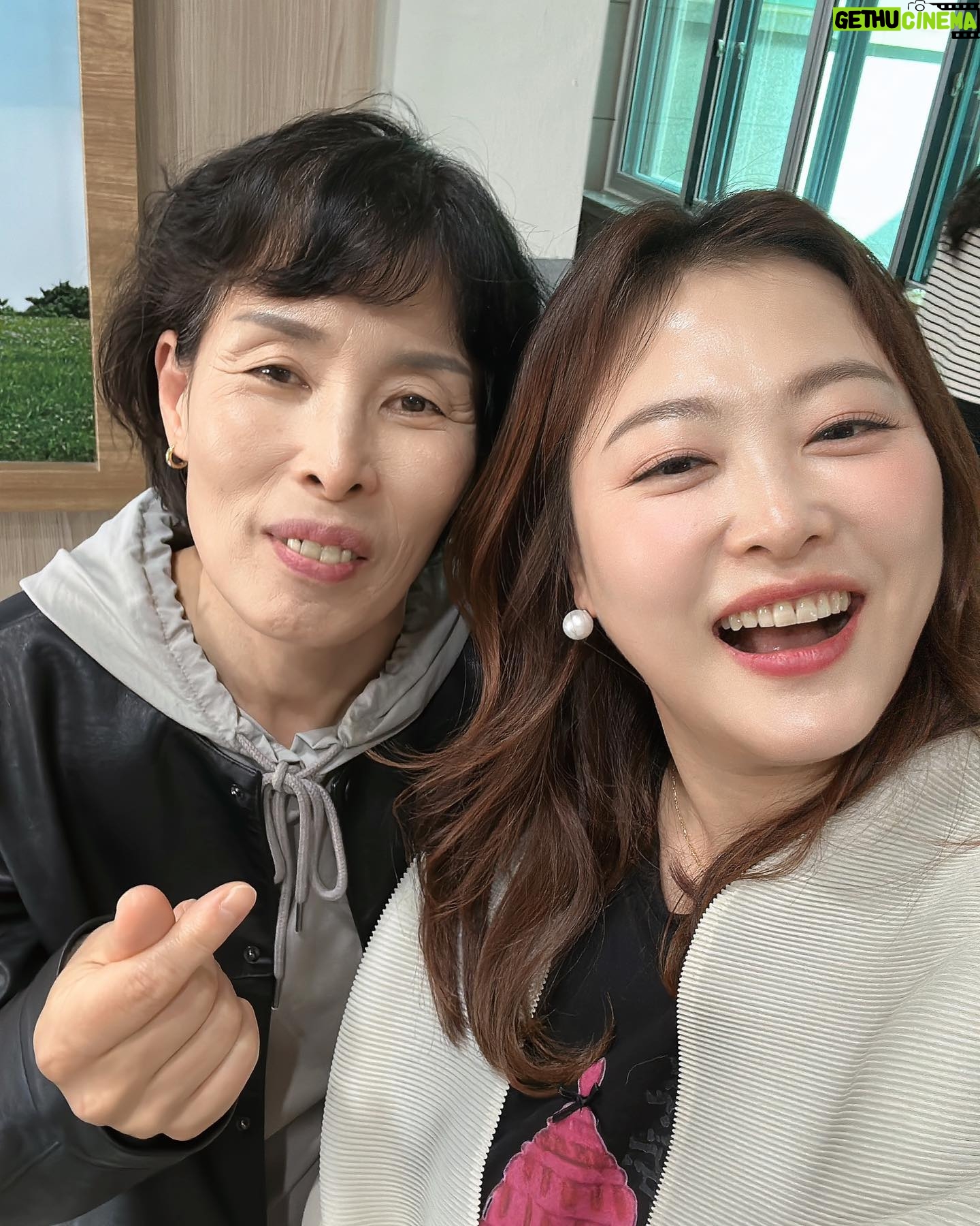 Shim Jin-hwa Instagram - - 올해는 5월 스케줄이 좀 많아서 미리 당겨서 다녀 온 모교🌸 학창시절, 교실 창문 밖으로 보이던 손에 박카스를 들고 운동장을 걸어오던 졸업생 선배님들 모습이 참 멋졌고 인상깊었으며 그날 다짐했었다. ‘나도 꼭 졸업 후 선생님들 뵈러 와야지-🌷’ 후배들도 만나고 선생님들도 너무 여전하시고😍 학교가면 그때 그 시간들이 생생한데 졸업한지 벌써 25년이라니….🥹 소중한 나의 인생의 기억들🫶 -2024. 4월의 어느날.