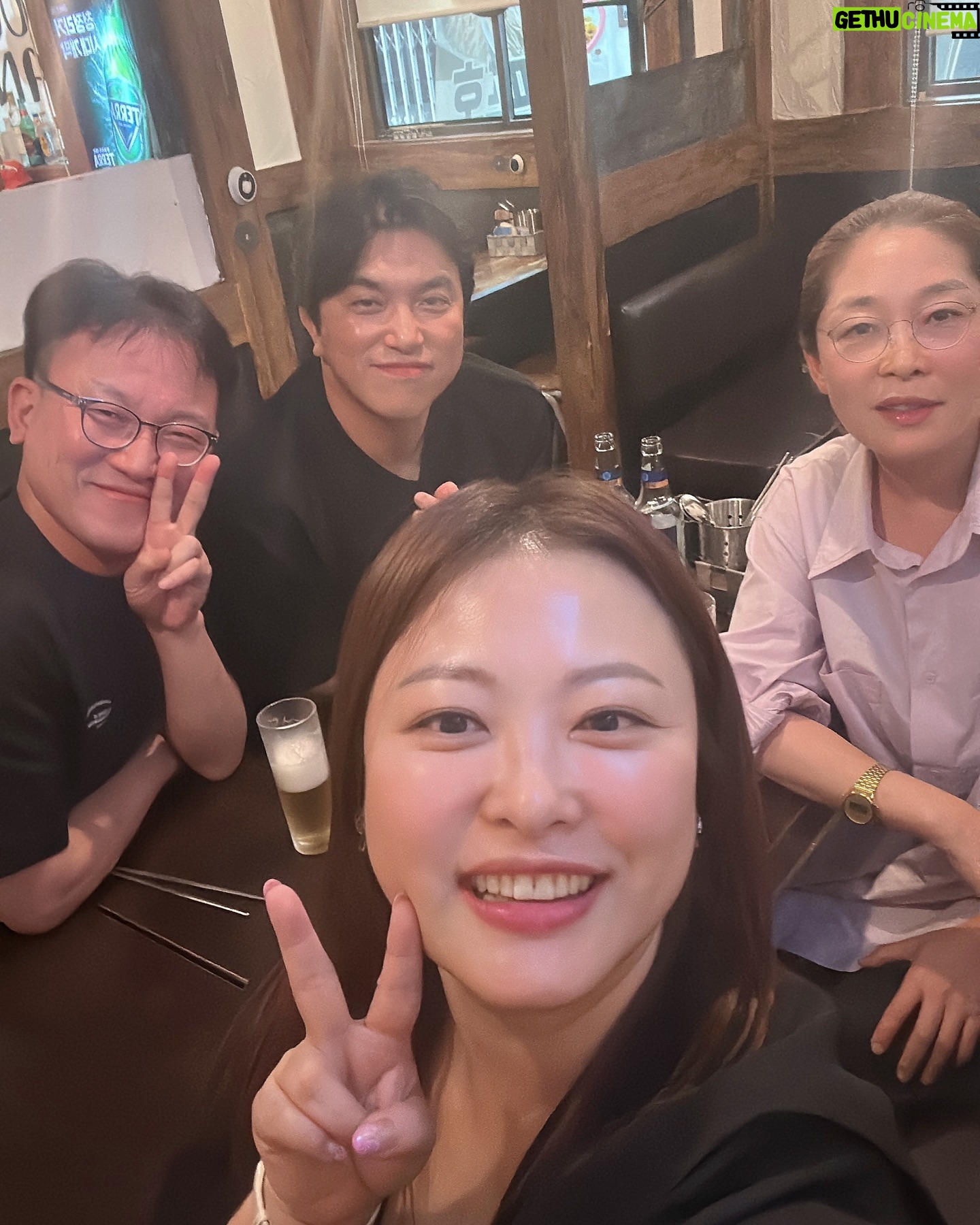 Shim Jin-hwa Instagram - - 선재 보검님에 이어 어제 세번째 남자🤭 우리 감독님🥰 서로 온 지 모르고 있다가 같은 상영관에서 만나 이렇게 좋은 영화보고 어떻게 집에 그냥 가냐고 ㅎㅎㅎ 새벽2시까지 같이 얘기하고 간 사람 우리 감독님임😆 “연인” 의상감독님 촬영감독님도 함께 한 영광♥️ 어제는 진짜 너무 너무 최고의 하루였다. 연인페인님들이 나 변심한거 같다고 혼내신 댓글들 감독님들께 얘기했는데 감독님들도 선업튀 재밌게 보셨다하심 ㅋㅋㅋ 연인도 선업튀도 사랑합니다♥️ 아! 원더랜드도 꼭 보세요🥰👍