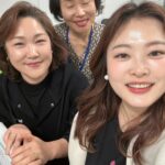 Shim Jin-hwa Instagram - - 올해는 5월 스케줄이 좀 많아서 미리 당겨서 다녀 온 모교🌸 학창시절, 교실 창문 밖으로 보이던 손에 박카스를 들고 운동장을 걸어오던 졸업생 선배님들 모습이 참 멋졌고 인상깊었으며 그날 다짐했었다. ‘나도 꼭 졸업 후 선생님들 뵈러 와야지-🌷’ 후배들도 만나고 선생님들도 너무 여전하시고😍 학교가면 그때 그 시간들이 생생한데 졸업한지 벌써 25년이라니….🥹 소중한 나의 인생의 기억들🫶 -2024. 4월의 어느날.