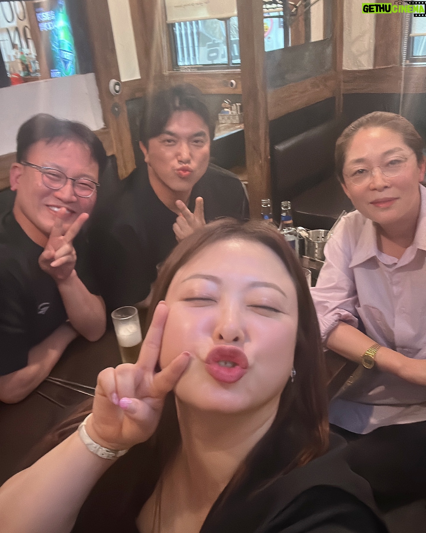Shim Jin-hwa Instagram - - 선재 보검님에 이어 어제 세번째 남자🤭 우리 감독님🥰 서로 온 지 모르고 있다가 같은 상영관에서 만나 이렇게 좋은 영화보고 어떻게 집에 그냥 가냐고 ㅎㅎㅎ 새벽2시까지 같이 얘기하고 간 사람 우리 감독님임😆 “연인” 의상감독님 촬영감독님도 함께 한 영광♥️ 어제는 진짜 너무 너무 최고의 하루였다. 연인페인님들이 나 변심한거 같다고 혼내신 댓글들 감독님들께 얘기했는데 감독님들도 선업튀 재밌게 보셨다하심 ㅋㅋㅋ 연인도 선업튀도 사랑합니다♥️ 아! 원더랜드도 꼭 보세요🥰👍