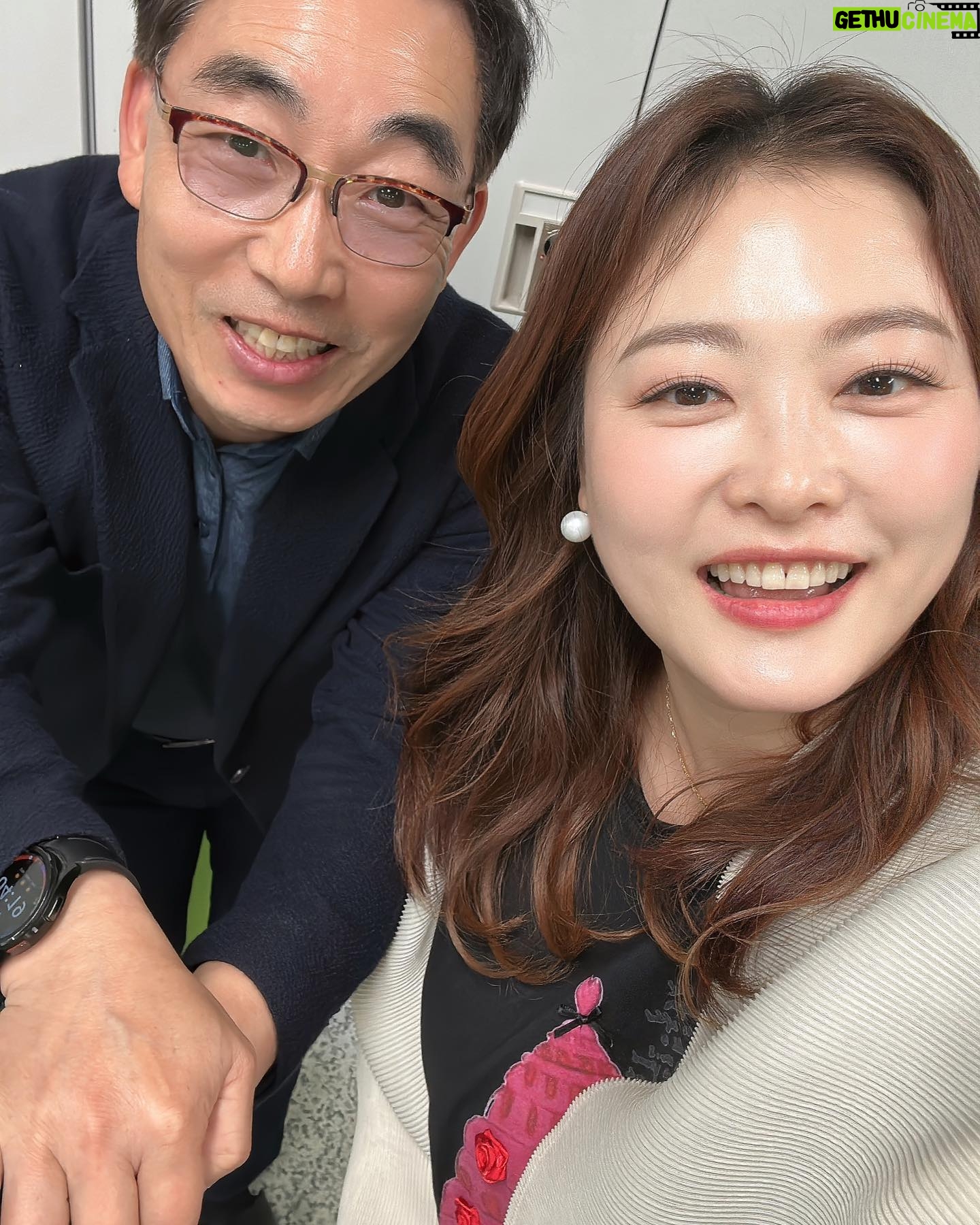 Shim Jin-hwa Instagram - - 올해는 5월 스케줄이 좀 많아서 미리 당겨서 다녀 온 모교🌸 학창시절, 교실 창문 밖으로 보이던 손에 박카스를 들고 운동장을 걸어오던 졸업생 선배님들 모습이 참 멋졌고 인상깊었으며 그날 다짐했었다. ‘나도 꼭 졸업 후 선생님들 뵈러 와야지-🌷’ 후배들도 만나고 선생님들도 너무 여전하시고😍 학교가면 그때 그 시간들이 생생한데 졸업한지 벌써 25년이라니….🥹 소중한 나의 인생의 기억들🫶 -2024. 4월의 어느날.