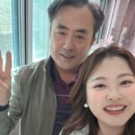 Shim Jin-hwa Instagram - - 올해는 5월 스케줄이 좀 많아서 미리 당겨서 다녀 온 모교🌸 학창시절, 교실 창문 밖으로 보이던 손에 박카스를 들고 운동장을 걸어오던 졸업생 선배님들 모습이 참 멋졌고 인상깊었으며 그날 다짐했었다. ‘나도 꼭 졸업 후 선생님들 뵈러 와야지-🌷’ 후배들도 만나고 선생님들도 너무 여전하시고😍 학교가면 그때 그 시간들이 생생한데 졸업한지 벌써 25년이라니….🥹 소중한 나의 인생의 기억들🫶 -2024. 4월의 어느날.