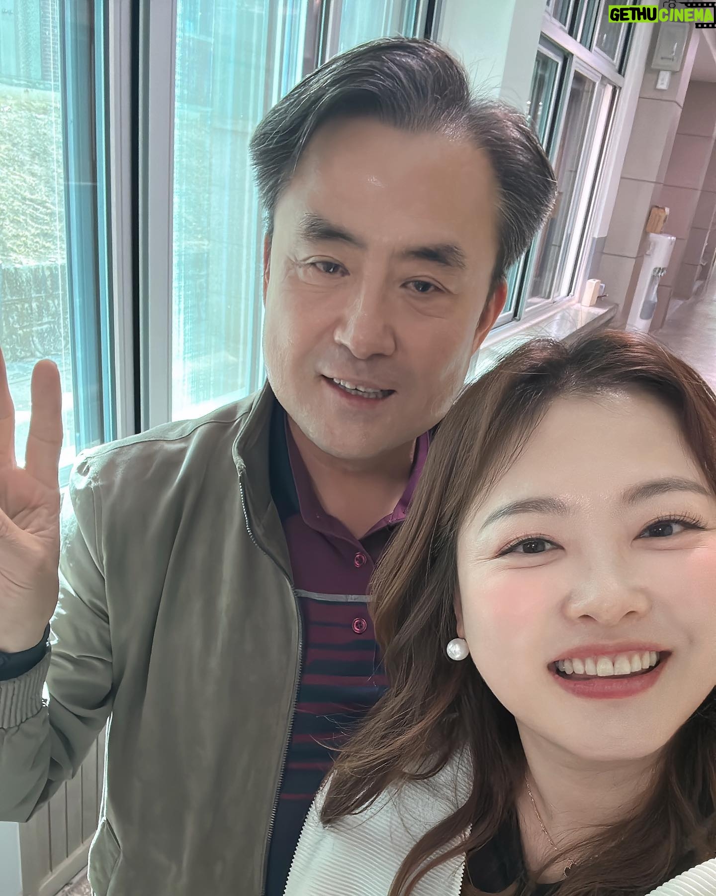Shim Jin-hwa Instagram - - 올해는 5월 스케줄이 좀 많아서 미리 당겨서 다녀 온 모교🌸 학창시절, 교실 창문 밖으로 보이던 손에 박카스를 들고 운동장을 걸어오던 졸업생 선배님들 모습이 참 멋졌고 인상깊었으며 그날 다짐했었다. ‘나도 꼭 졸업 후 선생님들 뵈러 와야지-🌷’ 후배들도 만나고 선생님들도 너무 여전하시고😍 학교가면 그때 그 시간들이 생생한데 졸업한지 벌써 25년이라니….🥹 소중한 나의 인생의 기억들🫶 -2024. 4월의 어느날.