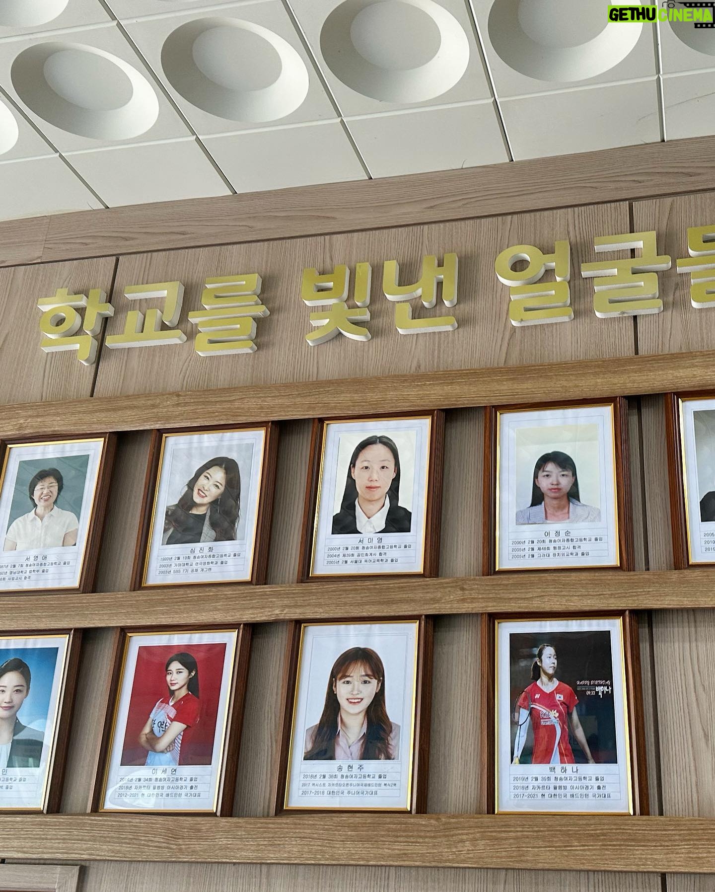 Shim Jin-hwa Instagram - - 올해는 5월 스케줄이 좀 많아서 미리 당겨서 다녀 온 모교🌸 학창시절, 교실 창문 밖으로 보이던 손에 박카스를 들고 운동장을 걸어오던 졸업생 선배님들 모습이 참 멋졌고 인상깊었으며 그날 다짐했었다. ‘나도 꼭 졸업 후 선생님들 뵈러 와야지-🌷’ 후배들도 만나고 선생님들도 너무 여전하시고😍 학교가면 그때 그 시간들이 생생한데 졸업한지 벌써 25년이라니….🥹 소중한 나의 인생의 기억들🫶 -2024. 4월의 어느날.