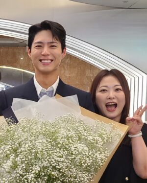 Shim Jin-hwa Instagram - -
작은 인연도 소중히 여겨 가슴속에서 울림까지 만들어주는
우리 보검배우님🥹

이번에도 기쁘고 좋은날에 초대해줘서 어찌나 감동이었는지-
팬미팅에 공연에 시사회까지💕

안개꽃 꽃말이 “맑은 마음”이라는데
보검 배우님을 꽃에 투영하면 안개꽃이 아닐까해요🤍

영화를 보고 한참을 일어나지 못하고
눈물이 멈추지않아 애를 먹었는데
끝나고 영화 얘기를 새벽 2시까지 하며 행복해했어요. 

보검님의 눈에서 나오는 연기는 참 아름다웠습니다. 

여운이 이렇게 따뜻하고 길다니✨
김태용 감독님🥰 너무 좋았습니다. 

영화 “원더랜드”