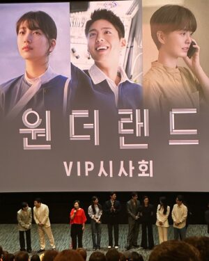 Shim Jin-hwa Instagram - -
작은 인연도 소중히 여겨 가슴속에서 울림까지 만들어주는
우리 보검배우님🥹

이번에도 기쁘고 좋은날에 초대해줘서 어찌나 감동이었는지-
팬미팅에 공연에 시사회까지💕

안개꽃 꽃말이 “맑은 마음”이라는데
보검 배우님을 꽃에 투영하면 안개꽃이 아닐까해요🤍

영화를 보고 한참을 일어나지 못하고
눈물이 멈추지않아 애를 먹었는데
끝나고 영화 얘기를 새벽 2시까지 하며 행복해했어요. 

보검님의 눈에서 나오는 연기는 참 아름다웠습니다. 

여운이 이렇게 따뜻하고 길다니✨
김태용 감독님🥰 너무 좋았습니다. 

영화 “원더랜드”