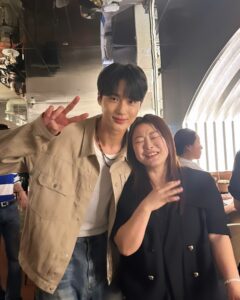 Shim Jin-hwa Instagram - - 통통이 여러분🥹 기적은 확실히 있어요!!!!!! 저 올해 쓸 운 다 썼나봐요. 아니 저는 그냥 서 있던 자리에 있었는데 선재가 제 옆에 와서 서게 된 기적이 일어났어요. 근데 너무나 당황스러웠던건 선재가 옆에 있는데 고개를 못들고 말이 안나오는거 있죠~ 다들 사진 찍는데 저만 못찍고 있다가 우리 슬기가 도와줘서 저 모냥으로 찍은거 있죠😅 그게 뭐가 중요해요. 저 성덕인증입니다!!!! 우리 통통이분들이 저랑 선재 만나길 응원해 주신분들 많은데 감사해요. 다 덕분입니다. 하… 선재야♥️ (여보 눈감아 귀막아 )