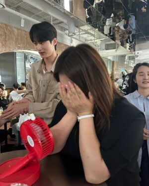 Shim Jin-hwa Instagram - -
통통이 여러분🥹
기적은 확실히 있어요!!!!!!

저 올해 쓸 운 다 썼나봐요. 

아니 저는 그냥 서 있던 자리에 있었는데
선재가 제 옆에 와서 서게 된 기적이 일어났어요. 

근데 너무나 당황스러웠던건
선재가 옆에 있는데 
고개를 못들고 말이 안나오는거 있죠~

다들 사진 찍는데 저만 못찍고 있다가 우리 슬기가
도와줘서 저 모냥으로 찍은거 있죠😅

그게 뭐가 중요해요. 
저 성덕인증입니다!!!!

우리 통통이분들이 저랑 선재 만나길 응원해 주신분들 많은데
감사해요. 
다 덕분입니다. 

하… 선재야♥️

(여보 눈감아 귀막아 )