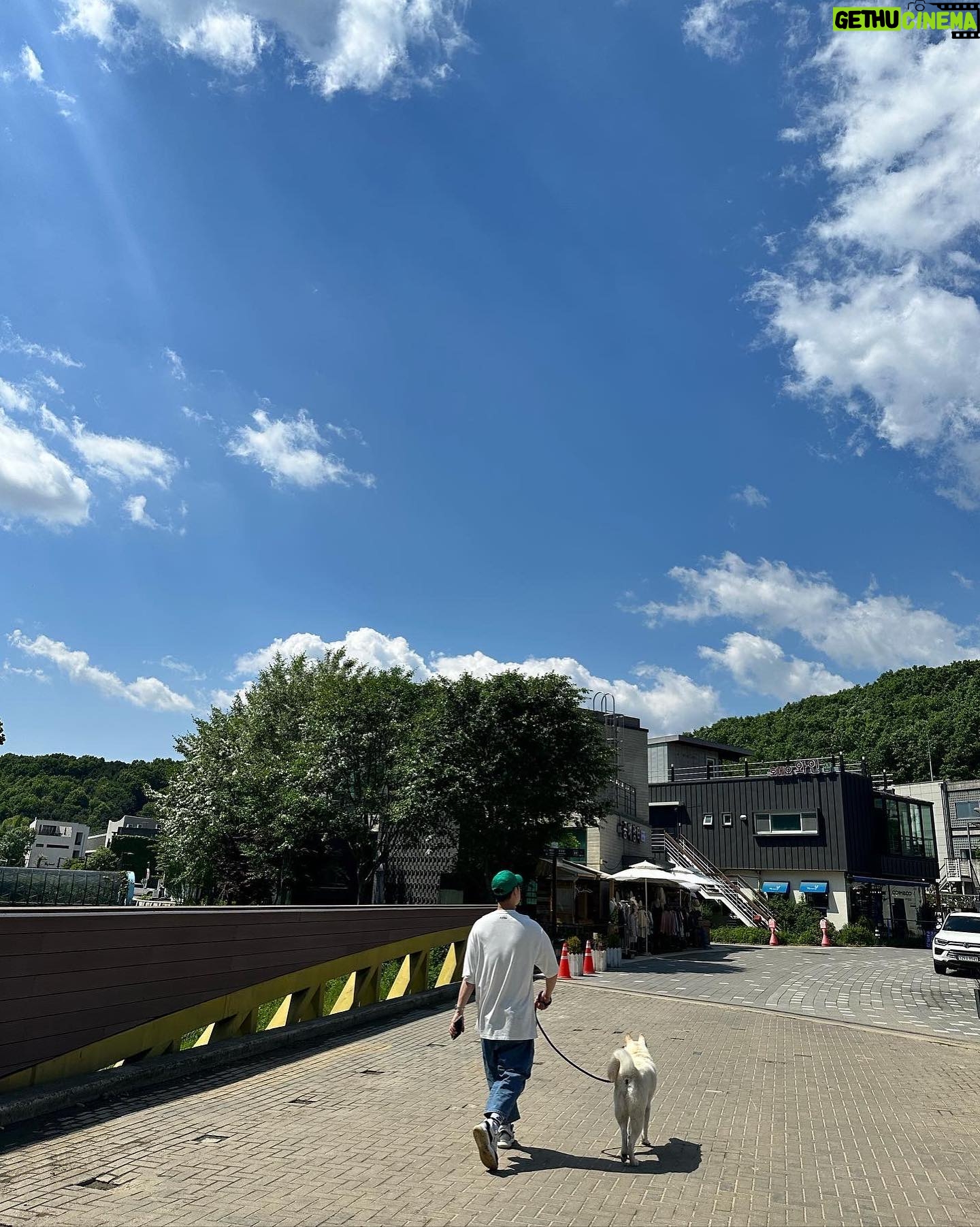 Shim Jin-hwa Instagram - - 날씨가 너무 좋았던 어제💙 일찍 아버님 뵙고 헤이리마을 가서 밥먹고 산책🌿