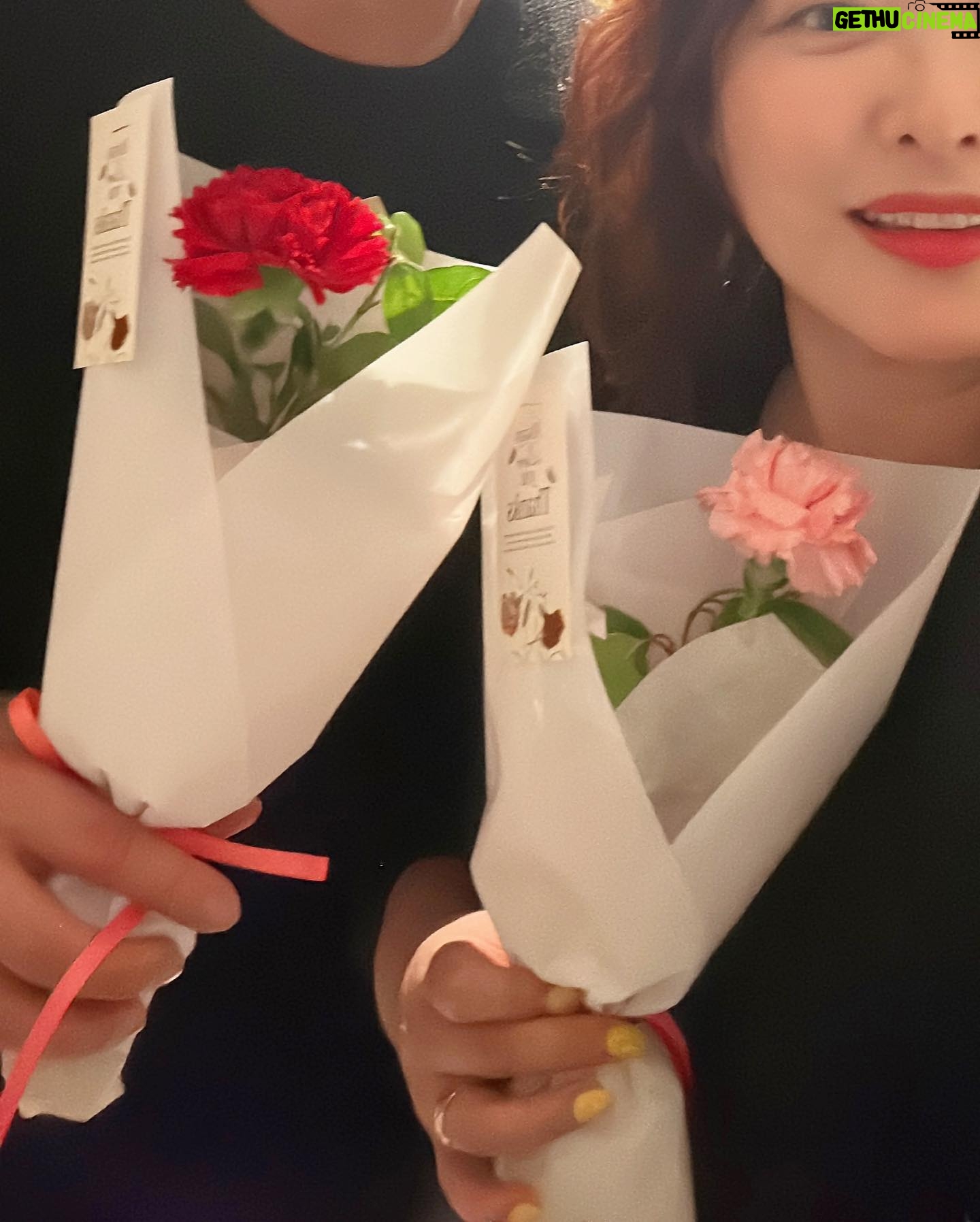 Shim Jin-hwa Instagram - - 어제 일끝나고 집에 도착해 차에서 내리려고 하는데 우리 매니저 현준이가 수줍게 내민 종이가방, 그 안에 카네이션 두송이가 예쁘게 들어 있었다. 잉? 오늘은 어버이날인데??? 우리 주는거 맞아??? 🤭 긴 말은 하지 않았지만 현준이 마음이 그저 고마워 기분이 좋았다. 나보다 일찍 일어나 그날의 스케줄을 시작해야 하고 나보다 늘 더 늦게 들어가 스케줄을 마무리하는 고마운 매니저님 우리 현준이🌸 잘생기기만 한게 아니라 마음도 최고야👍 앞으로도 잘부탁해💛