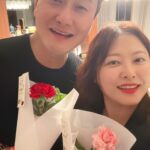 Shim Jin-hwa Instagram - - 어제 일끝나고 집에 도착해 차에서 내리려고 하는데 우리 매니저 현준이가 수줍게 내민 종이가방, 그 안에 카네이션 두송이가 예쁘게 들어 있었다. 잉? 오늘은 어버이날인데??? 우리 주는거 맞아??? 🤭 긴 말은 하지 않았지만 현준이 마음이 그저 고마워 기분이 좋았다. 나보다 일찍 일어나 그날의 스케줄을 시작해야 하고 나보다 늘 더 늦게 들어가 스케줄을 마무리하는 고마운 매니저님 우리 현준이🌸 잘생기기만 한게 아니라 마음도 최고야👍 앞으로도 잘부탁해💛