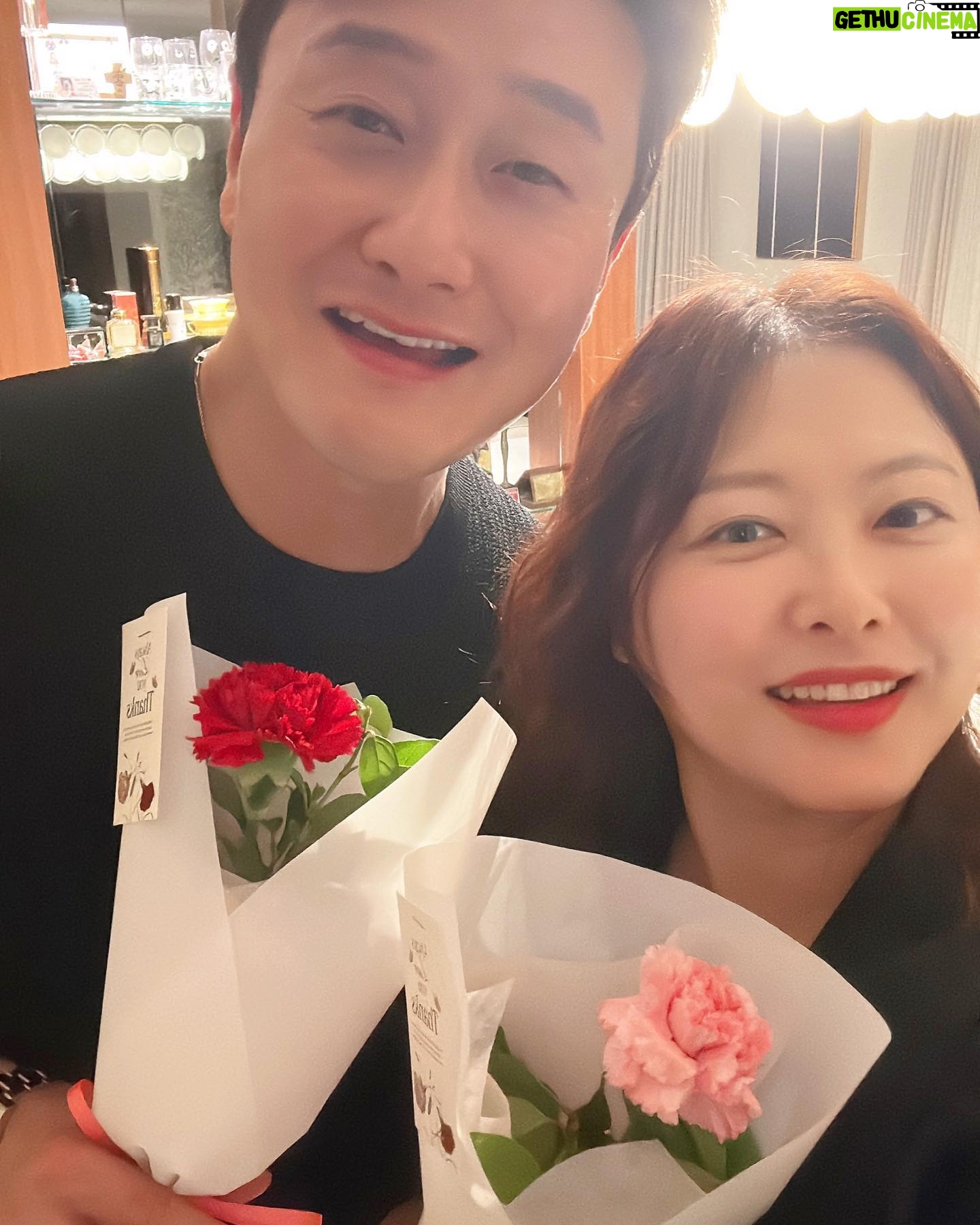 Shim Jin-hwa Instagram - - 어제 일끝나고 집에 도착해 차에서 내리려고 하는데 우리 매니저 현준이가 수줍게 내민 종이가방, 그 안에 카네이션 두송이가 예쁘게 들어 있었다. 잉? 오늘은 어버이날인데??? 우리 주는거 맞아??? 🤭 긴 말은 하지 않았지만 현준이 마음이 그저 고마워 기분이 좋았다. 나보다 일찍 일어나 그날의 스케줄을 시작해야 하고 나보다 늘 더 늦게 들어가 스케줄을 마무리하는 고마운 매니저님 우리 현준이🌸 잘생기기만 한게 아니라 마음도 최고야👍 앞으로도 잘부탁해💛