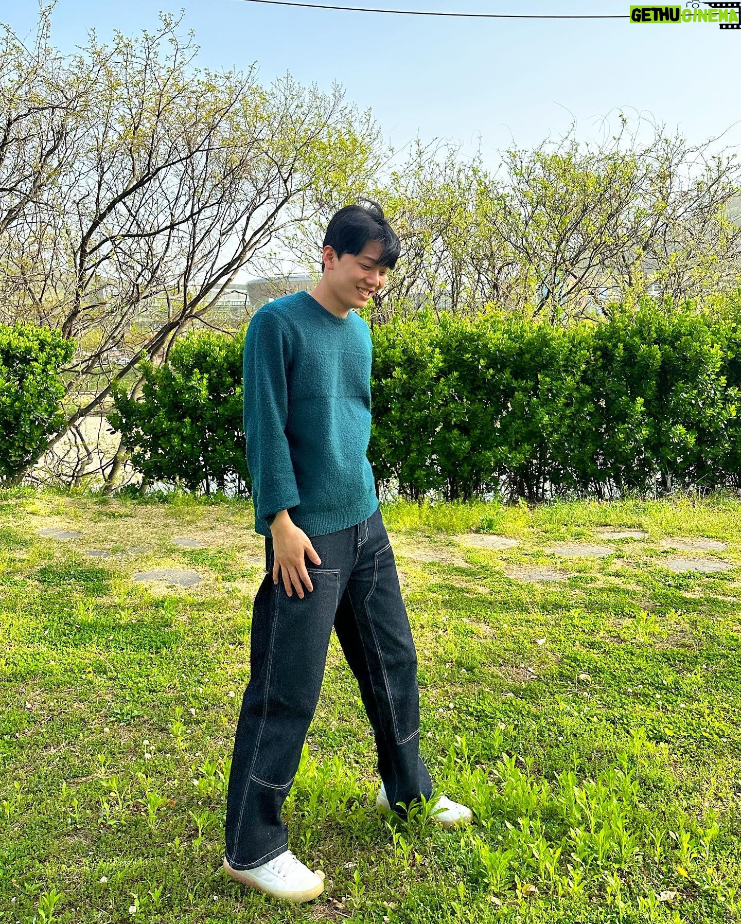 Shim Jin-hwa Instagram - - 어제 일끝나고 집에 도착해 차에서 내리려고 하는데 우리 매니저 현준이가 수줍게 내민 종이가방, 그 안에 카네이션 두송이가 예쁘게 들어 있었다. 잉? 오늘은 어버이날인데??? 우리 주는거 맞아??? 🤭 긴 말은 하지 않았지만 현준이 마음이 그저 고마워 기분이 좋았다. 나보다 일찍 일어나 그날의 스케줄을 시작해야 하고 나보다 늘 더 늦게 들어가 스케줄을 마무리하는 고마운 매니저님 우리 현준이🌸 잘생기기만 한게 아니라 마음도 최고야👍 앞으로도 잘부탁해💛