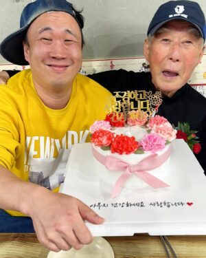 Shim Jin-hwa Instagram - -
어제 아부지도 뵙고 옴💕

올해 90세의 나이가 믿기지 않게 건강하시고
술도 한잔 하시는 아부지💛
어제 6.25부터 군대 얘기까지 ^^ 90년의 시간을 들음 ㅋㅋ
아부지~ 지금처럼 많이 웃고 건강하세요❣️

매일 아부지 챙겨주시는 우리 기례이모 진심 감사합니다. 
두 부부분은 하늘에서 내려오신 천사님이세요♥️

늘 함께 해주는 우리 영수💜
고마워 고마워. 

함께하고자했으나 날짜가 계속 안맞아 못온 사랑스런 당신들도 거마워. 

우리 기례이모 광운대역 근처에서 마산아구찜해요!!!
근처 계시면 많이 애용해주세요🤗
[마산아구찜. 광운로 72]