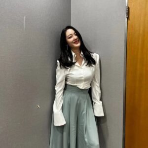 Shin A-young Instagram - 나 아직 더 글로리 못 봤다....
#연진아내꿈은너야