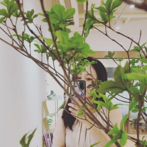 Shin A-young Instagram - 우리 분장실에서 엽떡 시켜먹었던 게 엊그제 같은데 이렇게 멋지게 샵을 내다니! ㅎㅎ축하해언니 크크
@artist___u
