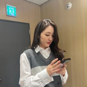 Shin A-young Instagram - Trying to decide what to eat for lunch 🌮🍔🥨🍪🍠🥘🍲
#오늘뭐먹지