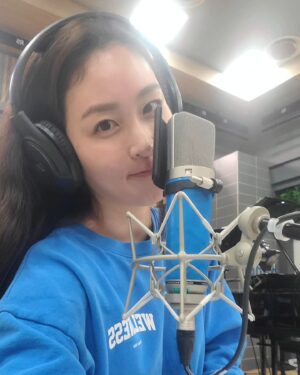 Shin A-young Instagram - 진짜 오랜만에 라디오 부스!
#ebs모닝스페셜 깜짝 스페셜DJ 하고 왔는데 재밌었어요!!!
역시 라디오는 라디오만의 매력이...크으👍

이른 시간이지만 함께해 주신 모든 분들 
메시지 보내주신 모든 분들 너무 감사합니다!
