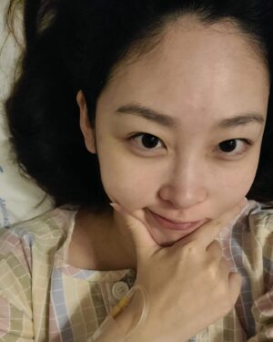 Shin A-young Instagram - 훗. 나올 생각없다길래 진짜 없는 줄 알았지...
그래서 마지막까지 놀자!! 했는데 바로 다음 날 진통와서 출산했....
🥰
이제 좀 살만해졌는데
문제는 아직 빨래여 슈팅이 살림살이는
정리가 반도 안 됐다는 거....😑😑
어트카지어트카지
—

그래도 미리 제대혈 신청은 했어요! 휴..
다른 거 아무것도 바라지 않고
진짜 건강만 했으면....!!하는 마음으로

몰라서 버려지는 안타까운 일이 발생하지 않게 #셀트리 제대혈 가치 알리기에 동참하고자 합니다. 
#제대혈 은 출산할 때 딱 한 번 보관할 수 있는 탯줄과 태반 속 혈액인데
줄기세포, 면역세포가 풍부해서 의학적
 가치를 인정받고 있대요!
태어날 때 누구나 몸 안에 가지고 있는 #면역치료제  를 보관하는 것 같은?
 
제대혈은 이미 100개가 넘는 다양한 질병 치료에 쓰이고 있지만 
코로나 중증환자의 생존률을 높이는 등 많은 연구결과에서 밝혀진 것처럼 우리가 어렵게만 생각했던 질환에까지도 치료 범위를 넓혀가는 중이라고 합니다. 

다른 건 몰라도 건강을 위해서 제대혈 신청은 미리해놔서 너무 다행....
#출산필수템 으로 너무나 추천합니다!!