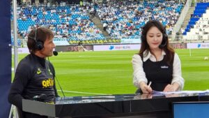 Shin A-young Instagram - #tbt

Great preview show with @antonioconte 
@spursofficial vs @sevillafc

@coupangplay series!

#콘테 감독님 팬서비스 최고 아빠 미소 최고 근데 훈련이 그렇게 힘들다던데 사실인가요....