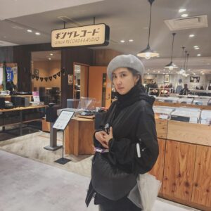 Shin Dong-mi Instagram - 도쿄의 비오는 날엔 ☂ ️